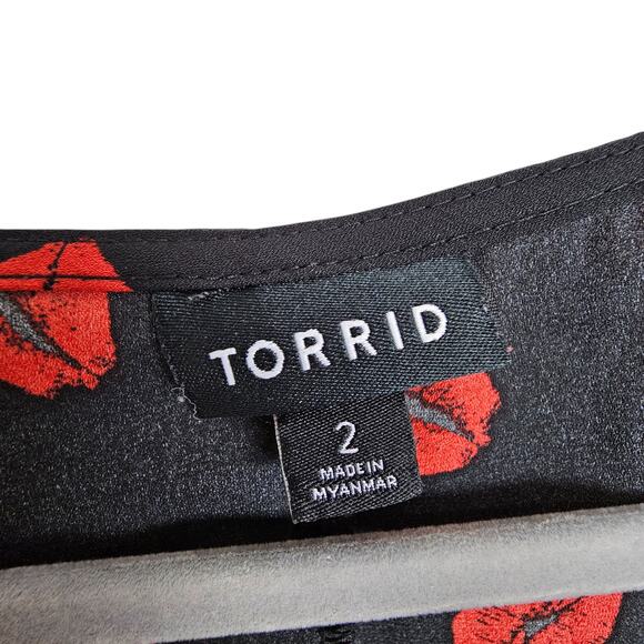 Torrid Top V Neck Blouse Womens 2X Black Red Lip Print Cold Shoulder Blouse - Picture 8 of 10